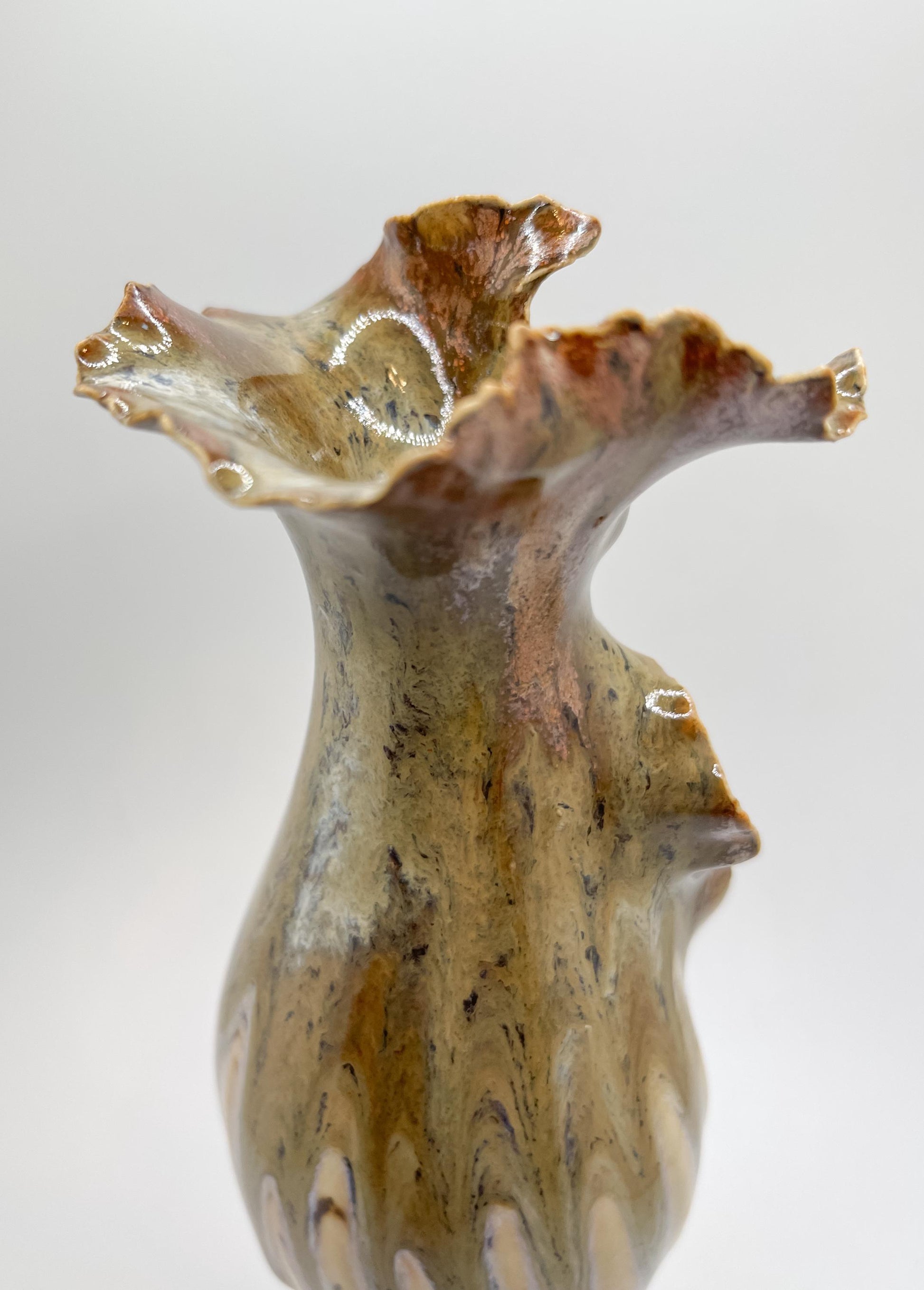 Handcrafted Porcelain Vase: Radiant Mini Burst Ceramic Vessel