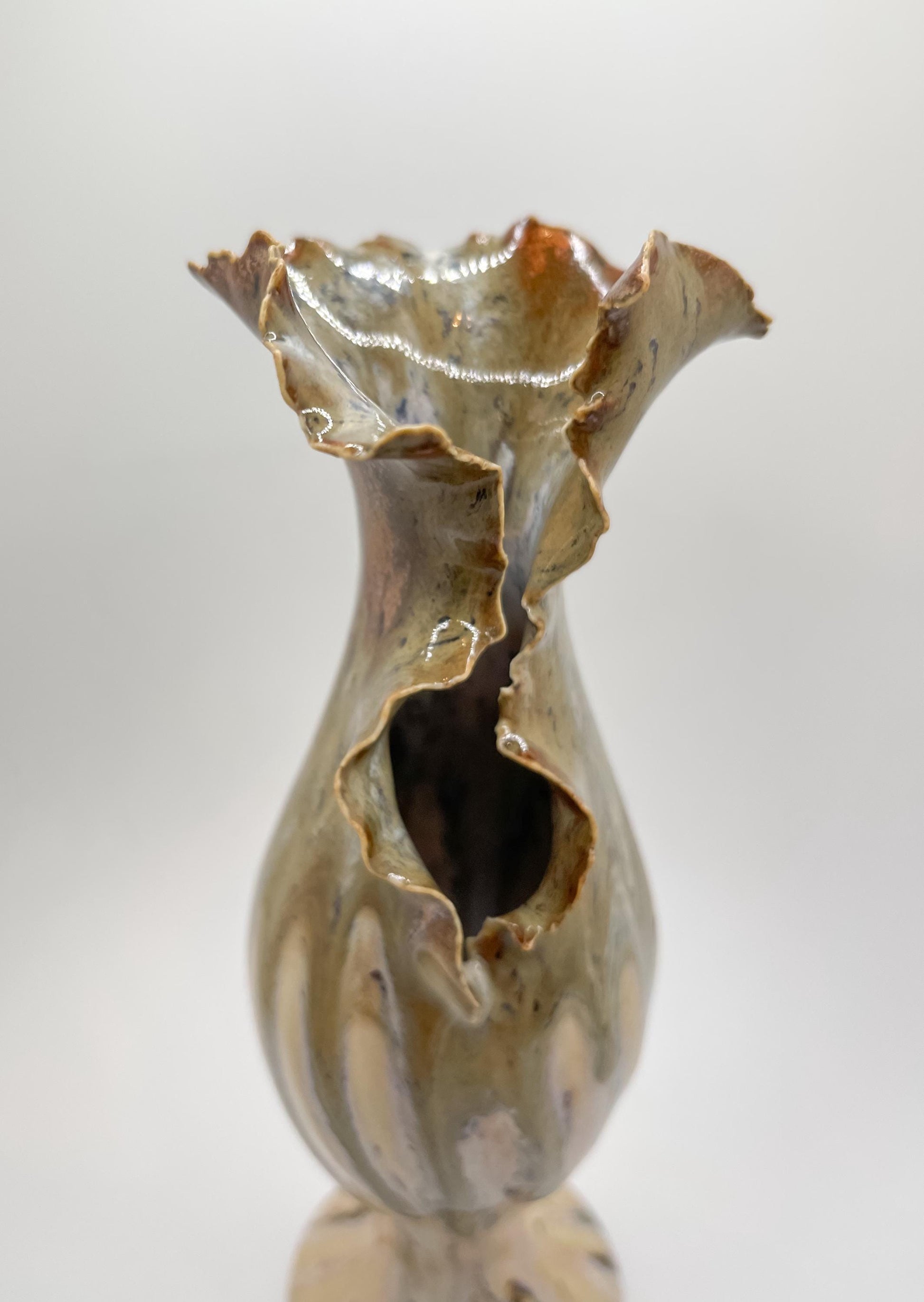 Handcrafted Porcelain Vase: Radiant Mini Burst Ceramic Vessel