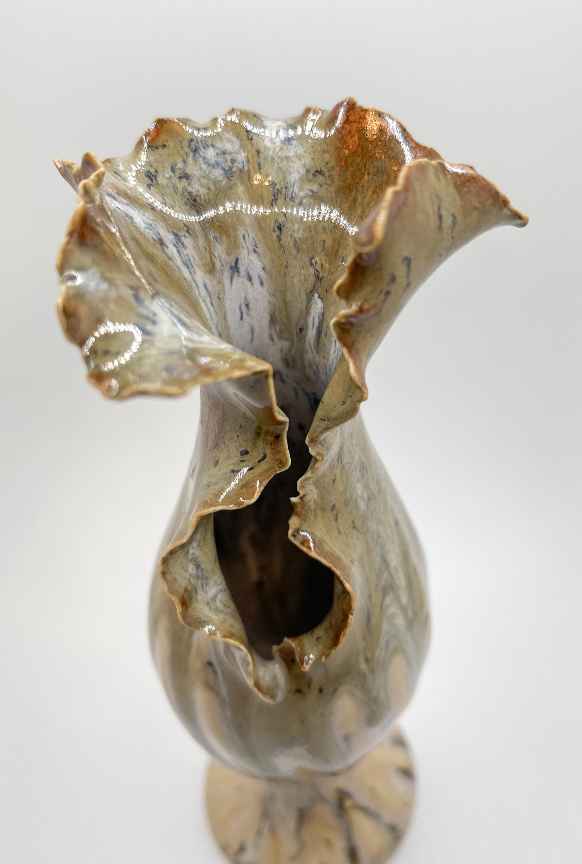 Handcrafted Porcelain Vase: Radiant Mini Burst Ceramic Vessel