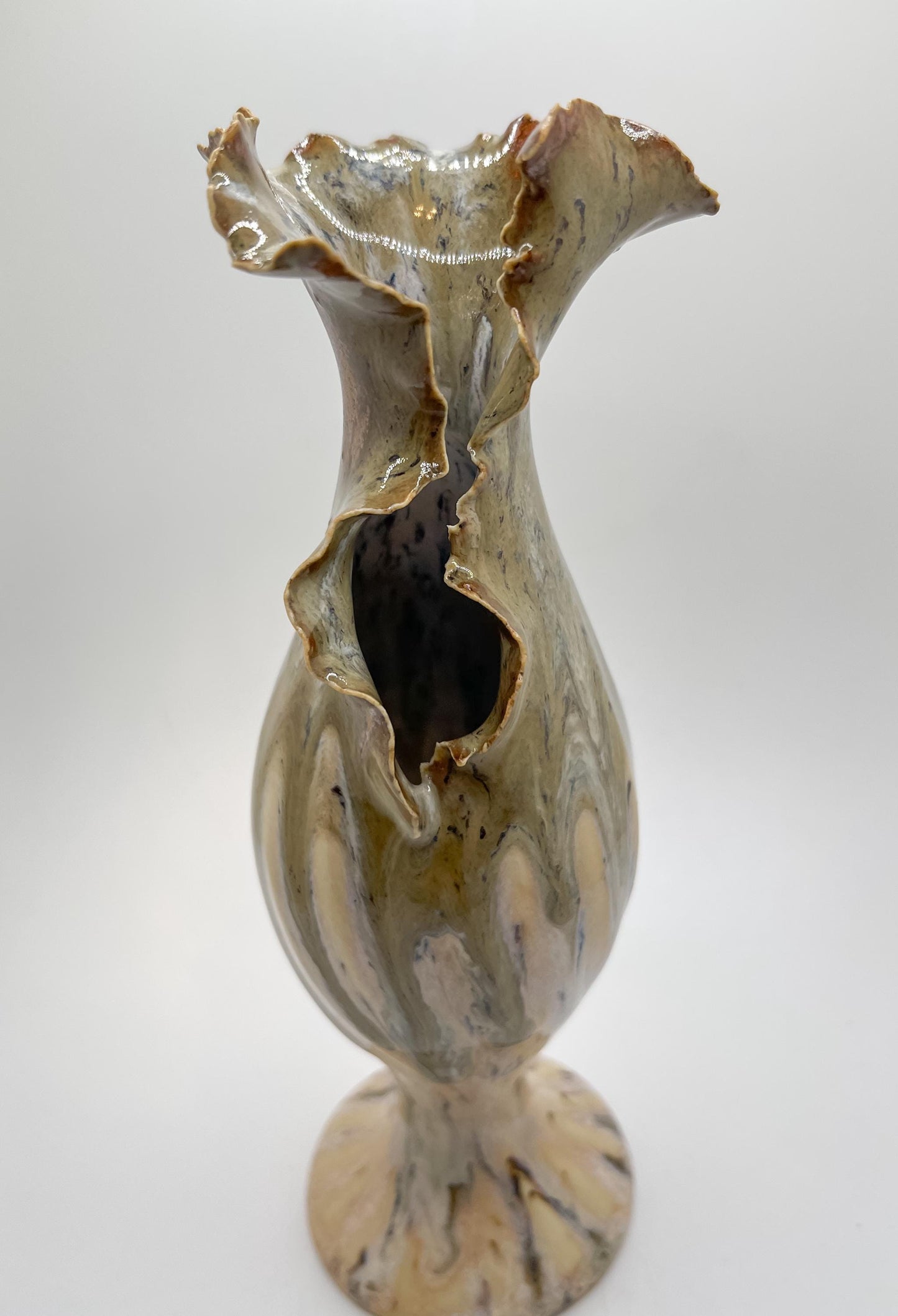 Handcrafted Porcelain Vase: Radiant Mini Burst Ceramic Vessel