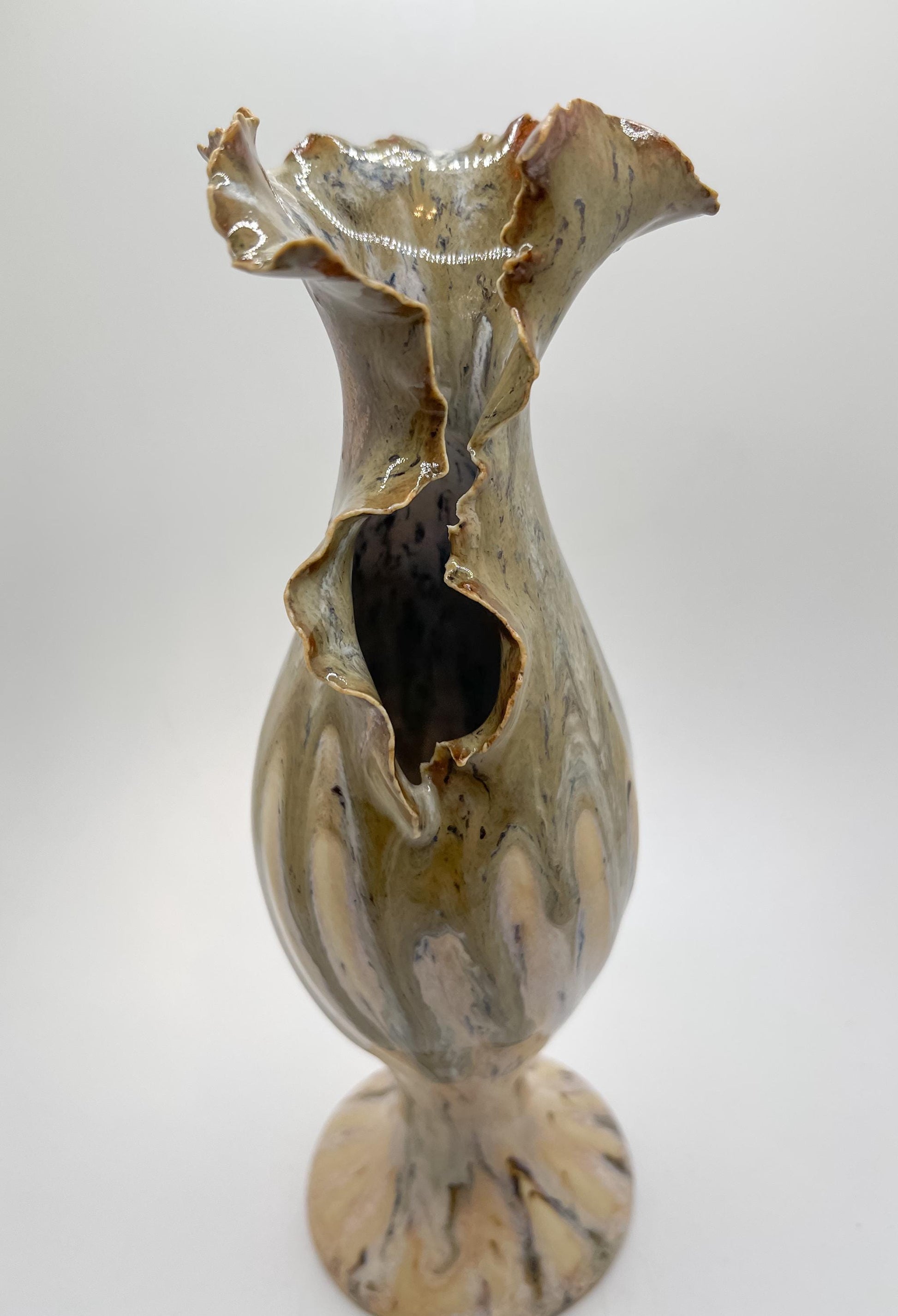 Handcrafted Porcelain Vase: Radiant Mini Burst Ceramic Vessel