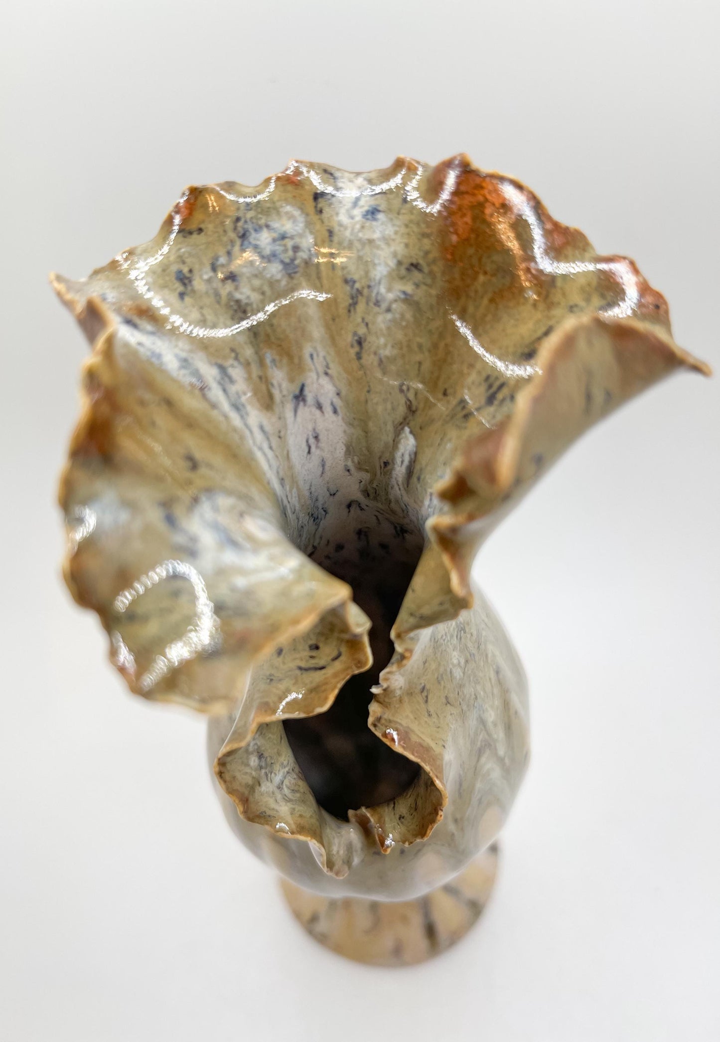Handcrafted Porcelain Vase: Radiant Mini Burst Ceramic Vessel